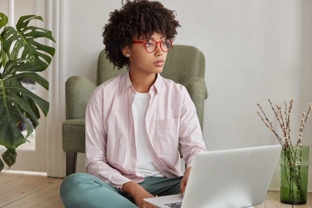 Image of pretty blogger posing in cosy apartment